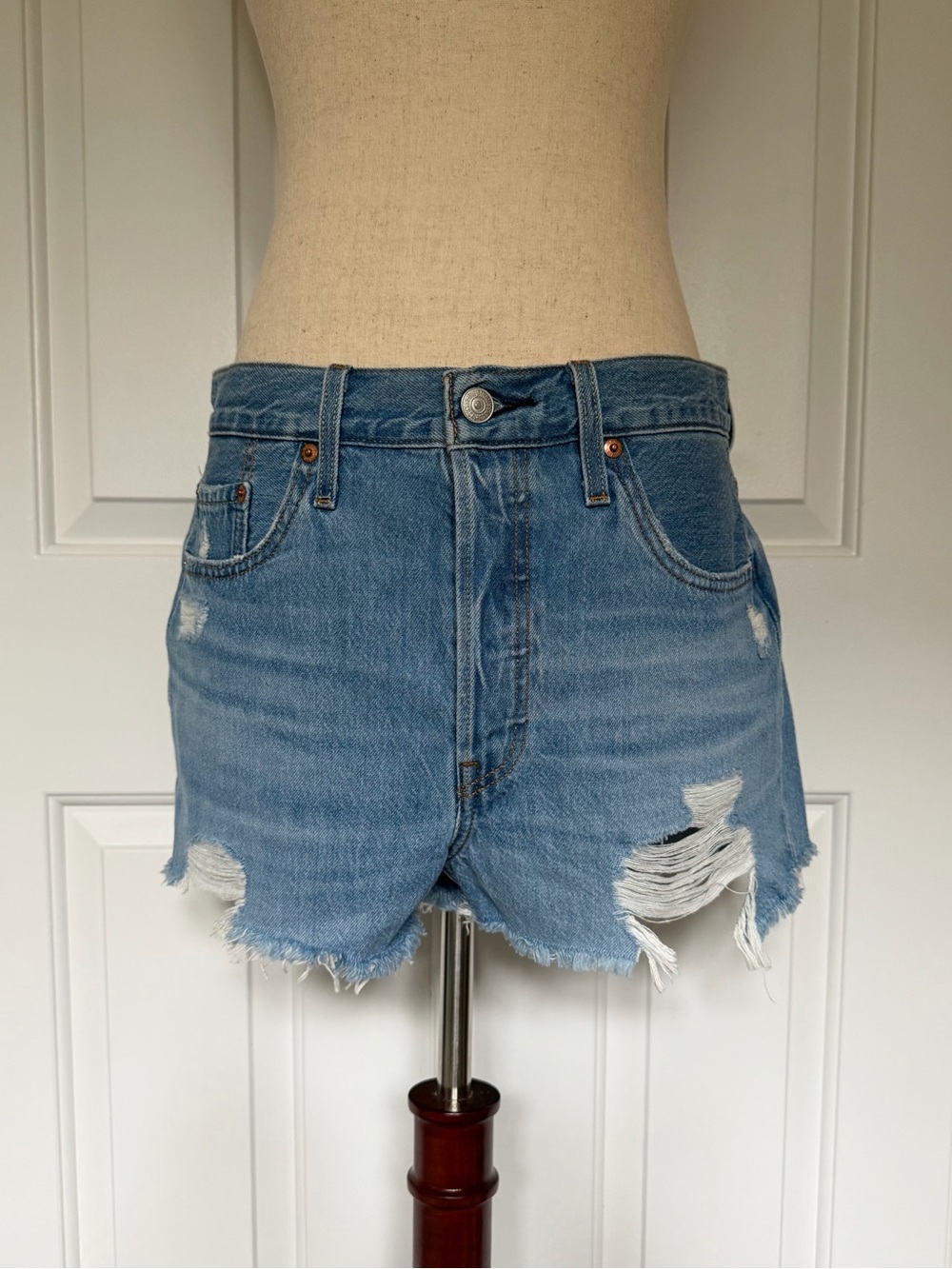 Levi’s 501 Original High Rise Distressed Denim Shorts W29